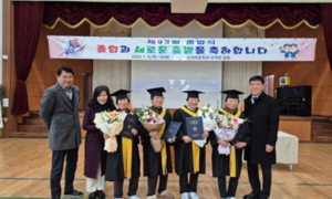 Cụ bà lấy bằng tiểu học ở tuổi 81