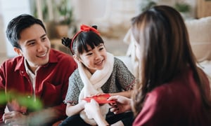 Cùng đưa con đi chơi dịp Tết, tôi muốn 'cưa' lại vợ cũ