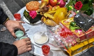 Gà cúng giao thừa dùng cho mâm lễ trong nhà hay ngoài trời?