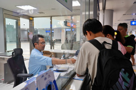 Máy bán vé Metro chưa hoạt động, khách lúng túng xếp hàng dài chờ mua vé