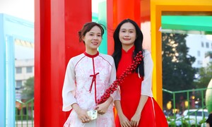 Người đẹp đất võ Bình Định xiêm y lộng lẫy tạo dáng bên cụm linh vật Ất Tỵ 2025 