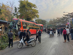 Tai nạn liên hoàn ở Mộc Châu, xe khách biến dạng