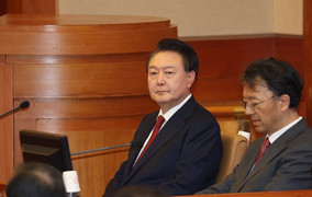 Tổng thống Hàn Quốc Yoon Suk-yeol nói gì ở lần đầu ra tòa luận tội?