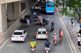 Đi bộ qua đường không vẫy tay báo hiệu bị phạt bao nhiêu tiền?