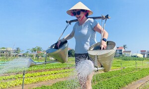 Du xuân làng du lịch tốt nhất thế giới, du khách hào hứng hóa thành nông dân