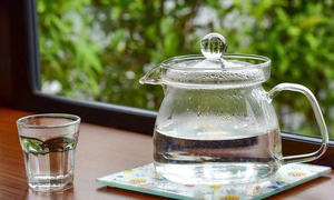 Vì sao uống cốc nước ấm khi bụng đói sẽ tốt trong mùa đông?