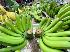 Chợ dân sinh 'hét' 500.000 đồng một nải chuối trong sáng 23 tháng Chạp