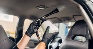 Cách vệ sinh trần xe ô tô tại nhà hiệu quả 