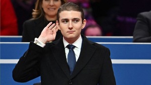 'Hoàng tử' Barron Trump gây sốt trong lễ nhậm chức của cha