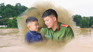 Đại úy và con nuôi mất người thân trong lũ dữ