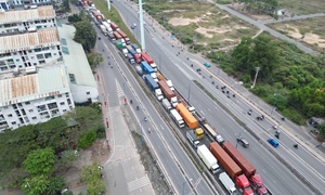 Cận Tết, các tuyến đường xung quanh cảng Cát Lái kẹt xe 'không lối thoát' 
