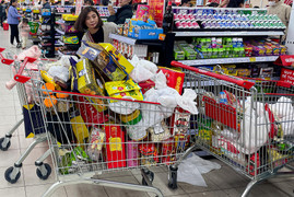 Khách hàng 'mang cả siêu thị' về nhà đón Tết Nguyên đán Ất Tỵ