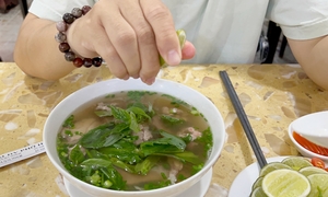 Lợi ích không ngờ khi vắt chanh vào phở bò 