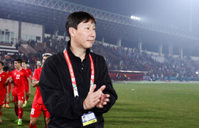 HLV Kim Sang Sik tiết lộ đưa gia đình sang Việt Nam ăn Tết Nguyên Đán