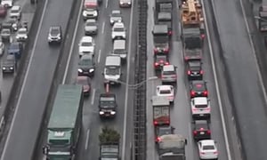 Tuyến đường huyết mạch Hà Nội ùn tắc từ trên cao xuống dưới thấp