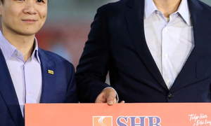 HLV Kim Sang-sik nhận món quà đặc biệt trên SVĐ Hàng Đẫy 