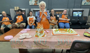 Cụ bà 100 tuổi vẫn lái xe đi làm và nhảy múa, từng bị ung thư vẫn sống thọ