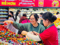 Bánh mứt, hoa trái đầy kệ, siêu thị ở TP.HCM mở cửa suốt đêm chờ khách sắm Tết