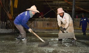 Công nhân thi công xuyên Tết ở dự án trọng điểm của TP.HCM 