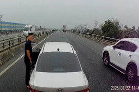 Xe con tạt đầu, ép ô tô khách dừng giữa cao tốc Nội Bài - Lào Cai