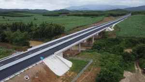 Quốc lộ 1 ách tắc, vì sao chưa thông cao tốc Vân Phong - Nha Trang trước Tết?