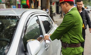Từ năm 2025, đỗ xe ô tô trên miệng cống thoát nước bị phạt bao nhiêu tiền?