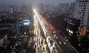 Ngày đầu nghỉ Tết, dân đội mưa rét về quê từ mờ sáng vẫn không thoát cảnh ùn tắc