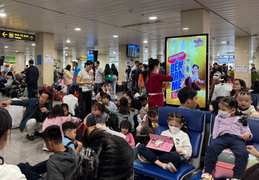 Hành khách vật vờ chờ bay ở Tân Sơn Nhất vì sương mù tại sân bay phía Bắc