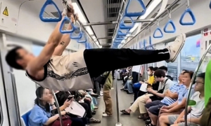 Nam thanh niên hít xà đơn trên metro Bến Thành - Suối Tiên gây phản cảm