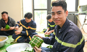 Lính cứu hoả trổ tài gói bánh chưng, sẵn sàng trực chiến xuyên Tết