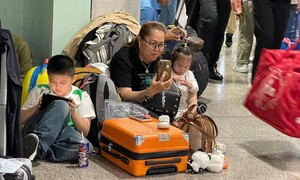 Khách nằm, ngồi vạ vật ở sân bay Tân Sơn Nhất vì bị delay