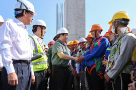 Thủ tướng: Không để công nhân 'cô đơn trên công trường', thiếu tiền ăn Tết