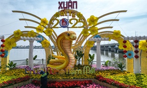 Lộ diện linh vật rắn ở đường hoa ven sông Đồng Nai