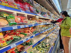 Chợ sáng 30 Tết, nhiều quầy hải sản, giò chả của siêu thị trống trơn