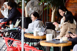 Người Hà Nội uống cà phê, thảnh thơi tận hưởng không khí chiều cuối năm