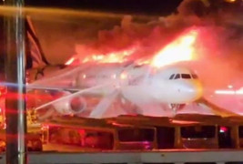 Máy bay Hàn Quốc chở 176 người bốc cháy