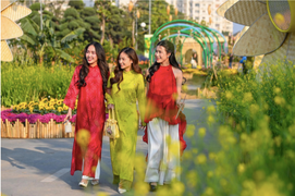 Ngày đầu năm, người Việt chọn áo dài vui Tết tại Home Hanoi Xuan