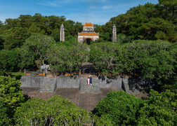 Ngắm lăng mộ 'sơn thuỷ hữu tình' của ông vua thi sĩ triều Nguyễn