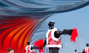 Xem robot của Trung Quốc múa khăn trong gala năm mới