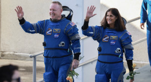 Ông Trump yêu cầu tỷ phú Elon Musk giải cứu phi hành gia mắc kẹt