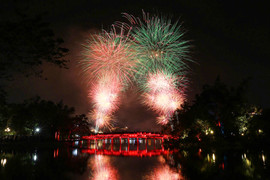 Hà Nội bắn pháo hoa mừng 50 năm Ngày Giải phóng miền Nam, thống nhất đất nước