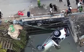 Nguyên nhân vụ ô tô lao xuống sông làm 7 người chết ở Nam Định