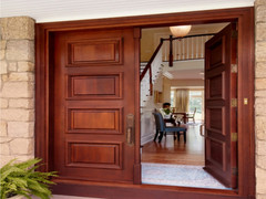 Cửa hậu nên mở ra hay mở vào? 