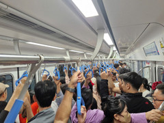 Người dân đổ về chơi Tết, chờ cả tiếng chưa lên được tàu Metro số 1