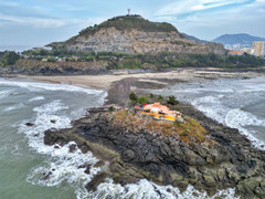 Dòng người đi bộ 'vượt biển', cầu bình an đầu năm mới Ất Tỵ