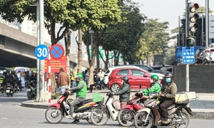 Đèn đỏ bật sáng nhưng cảnh sát giao thông cho đi, tài xế có bị phạt nguội? 