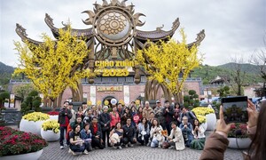 Du khách thích thú gói bánh chưng, xin chữ ông đồ trên đỉnh Bà Nà