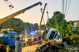 Giây phút giành lại sự sống cho bé gái trong vụ ô tô lao xuống mương ở Nam Định