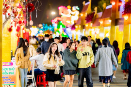 Ngày đầu năm mới, biển người váy áo xúng xính check-in Lễ hội Xuân