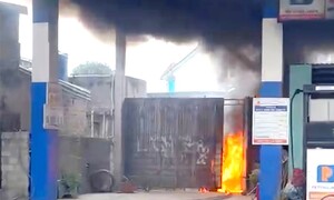 Đang tiếp nhiên liệu, bồn xăng dầu ở Nghệ An bốc cháy ngùn ngụt